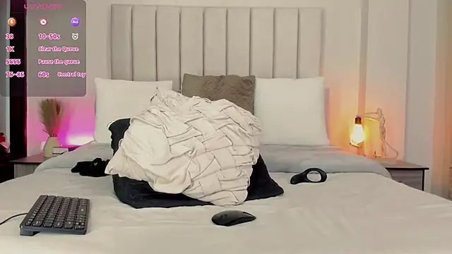 romina-brunette online show from October 26, 2025, 3:34 pm