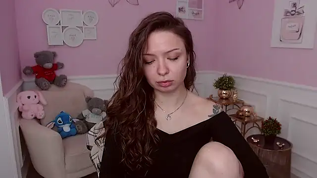 LucySkilar online show from March 22, 2026, 5:10 am