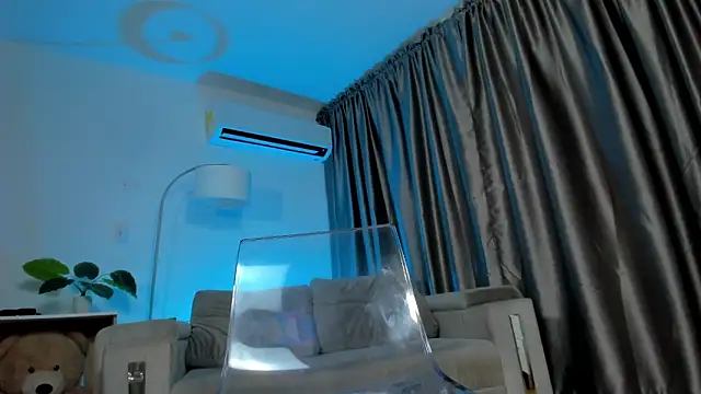 Snapshot of HannaByron chatting on February 6, 2025, 2:11 am HannaByron online show from February 6, 2025, 2:11 am