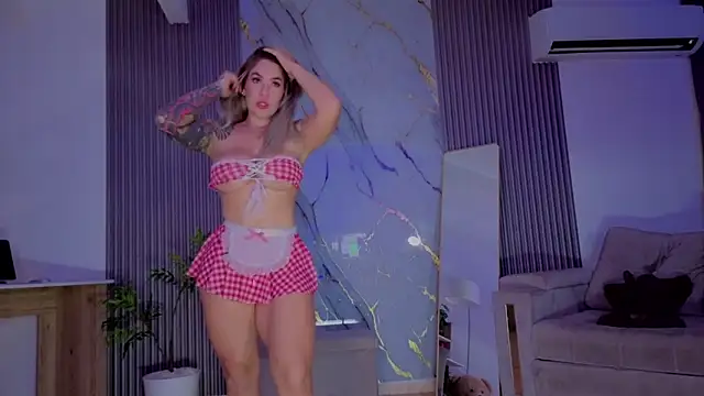 Snapshot of HannaByron chatting on October 28, 2025, 2:45 am HannaByron online show from October 28, 2025, 2:45 am