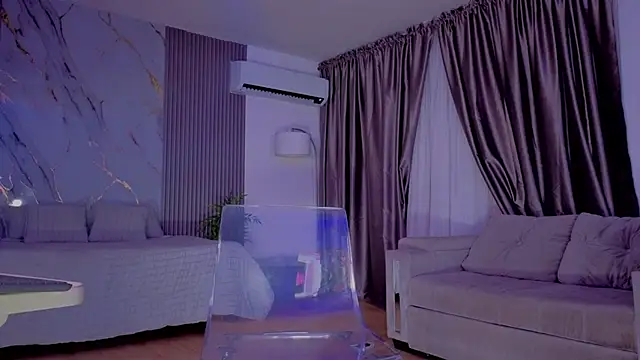 Snapshot of HannaByron chatting on November 21, 2025, 2:21 am HannaByron online show from November 21, 2025, 2:21 am