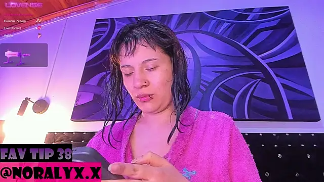 Snapshot of hey_noraly chatting on July 13, 2026, 4:12 am hey noraly online show from July 13, 2026, 4:12 am
