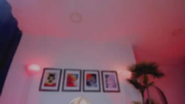 Taylor  foxxx online show from September 24, 2025, 5:25 am