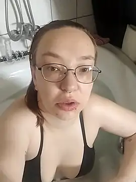 Isabella Geney online show from April 23, 2026, 1:13 pm