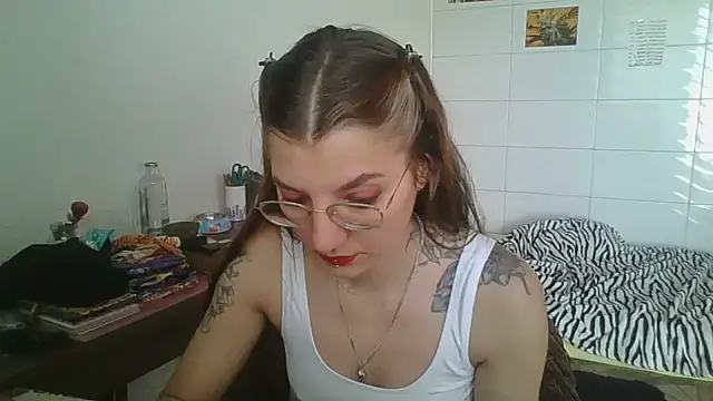 SweetyBabyDemon online show from November 6, 2025, 1:04 pm