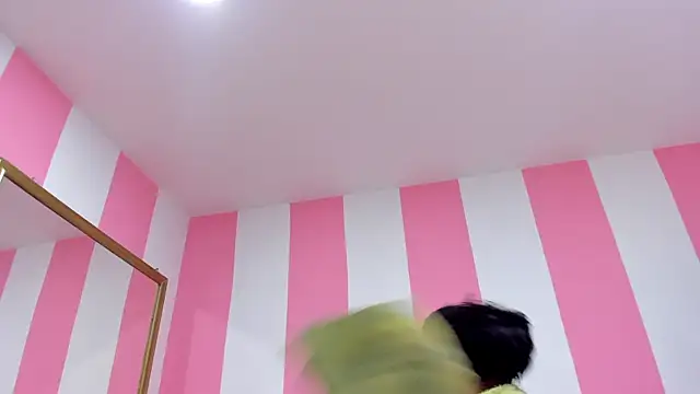 ISABELLA 020 online show from September 19, 2025, 2:21 pm