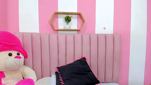 ISABELLA 020 online show from November 26, 2025, 4:18 pm