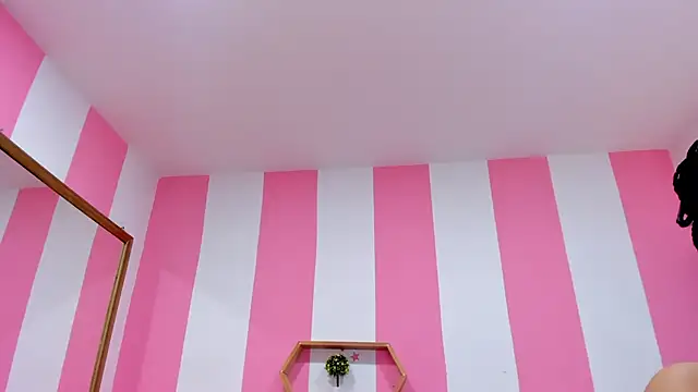 ISABELLA 020 online show from October 8, 2025, 12:50 pm