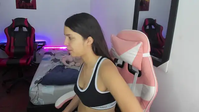 jessi and boy online show from December 4, 2025, 7:24 pm