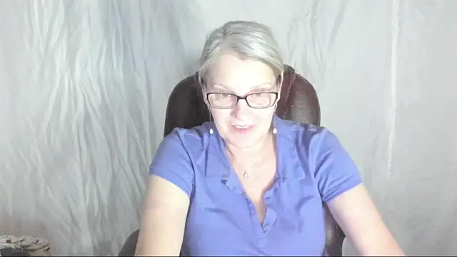 irinamaux online show from March 21, 2025, 2:29 pm