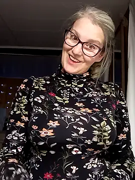 irinamaux online show from September 28, 2025, 5:25 am