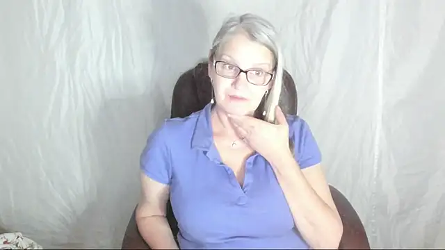 irinamaux online show from March 21, 2025, 5:34 pm