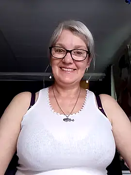 Snapshot of irinamaux chatting on June 18, 2026, 9:14 am irinamaux online show from June 18, 2026, 9:14 am