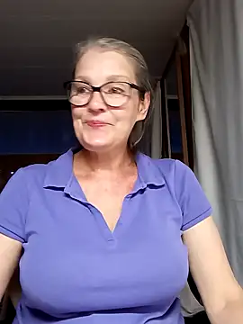 irinamaux online show from September 11, 2025, 4:40 pm