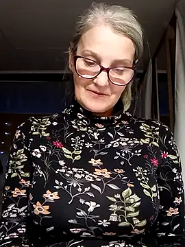 irinamaux online show from September 27, 2025, 4:57 pm