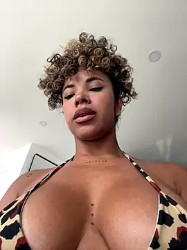 Snapshot of Brunettexio chatting on November 9, 2025, 8:35 pm Brunettexio online show from November 9, 2025, 8:35 pm