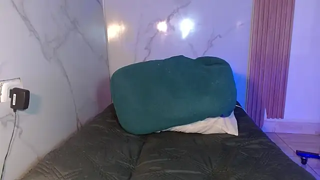 Snapshot of mollyguns chatting on February 22, 2026, 8:21 pm mollyguns online show from February 22, 2026, 8:21 pm