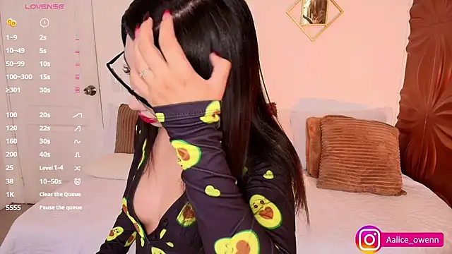 Aliceowenn online show from March 12, 2025, 9:03 pm