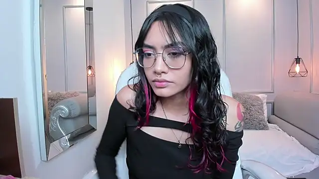 AzuraKindong online show from March 21, 2025, 7:24 pm