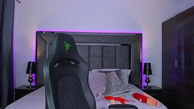 Emmilysantibanez online show from February 19, 2026, 2:47 pm