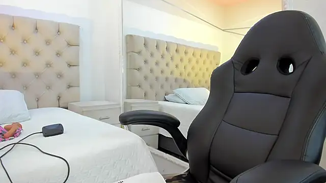 Snapshot of CandyRoxx1_ chatting on February 19, 2026, 2:47 pm CandyRoxx1 online show from February 19, 2026, 2:47 pm