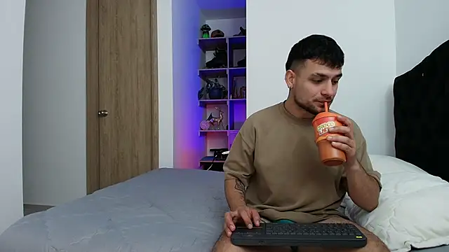 Snapshot of Aron-santoro chatting on February 26, 2026, 7:14 pm Aron-santoro online show from February 26, 2026, 7:14 pm