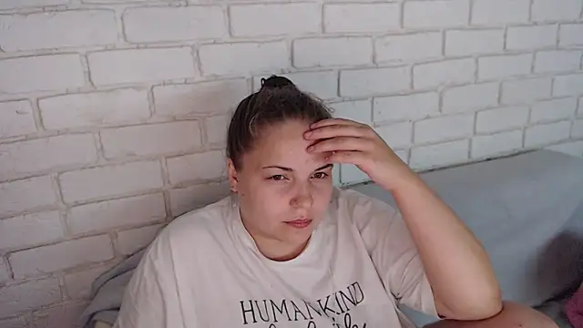 Crazyy girl  online show from September 22, 2025, 1:50 pm