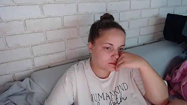 Crazyy girl  online show from September 21, 2025, 3:39 pm