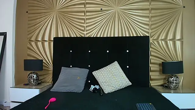 emmily keller19 online show from April 3, 2026, 12:55 pm