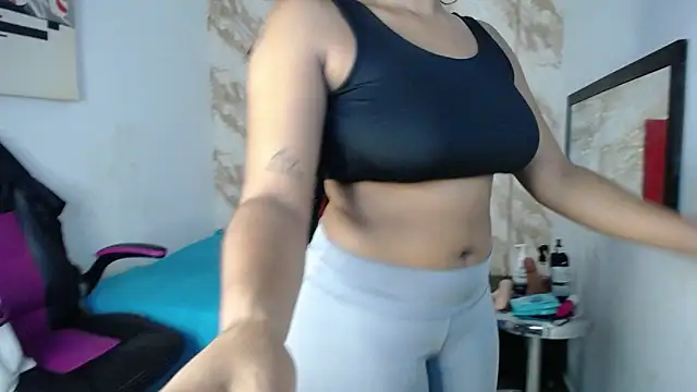 Snapshot of issa__love chatting on December 5, 2025, 12:37 pm issa love online show from December 5, 2025, 12:37 pm