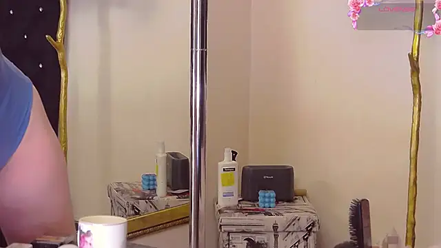 Estheraa online show from November 18, 2025, 5:22 am