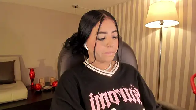 Snapshot of Maaiitee chatting on November 5, 2025, 1:03 pm Maaiitee online show from November 5, 2025, 1:03 pm