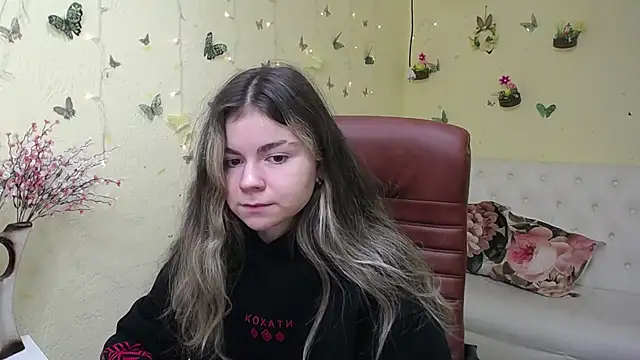 TinaRedly online show from April 14, 2026, 5:29 pm