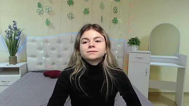 TinaRedly online show from March 19, 2025, 6:23 pm