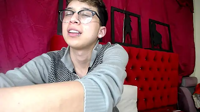  Thomas hot  online show from March 23, 2025, 4:27 am