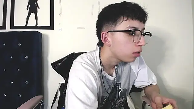  Thomas hot  online show from September 24, 2025, 2:07 am