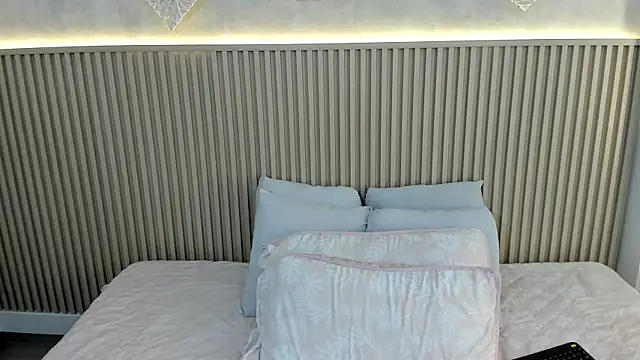 charlottebrowns  online show from February 14, 2026, 12:49 pm