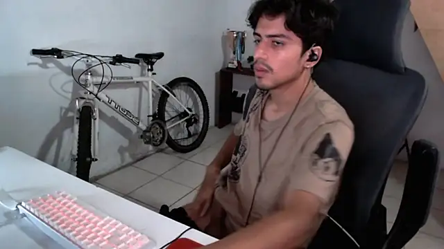 Snapshot of Thieves9 chatting on October 2, 2025, 6:44 pm Thieves9 online show from October 2, 2025, 6:44 pm