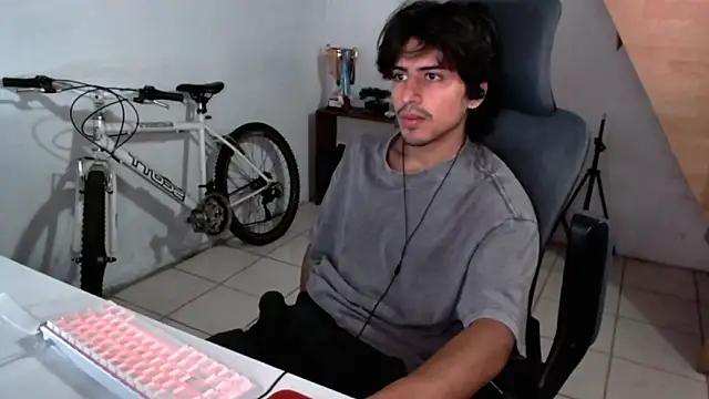 Snapshot of Thieves9 chatting on September 30, 2025, 9:21 pm Thieves9 online show from September 30, 2025, 9:21 pm