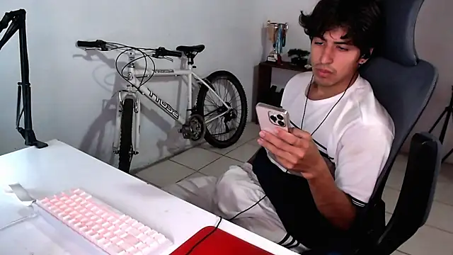 Snapshot of Thieves9 chatting on September 8, 2025, 5:12 pm Thieves9 online show from September 8, 2025, 5:12 pm