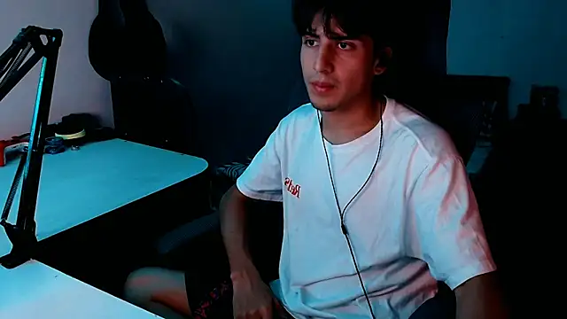 Snapshot of Thieves9 chatting on January 15, 2025, 3:54 am Thieves9 online show from January 15, 2025, 3:54 am