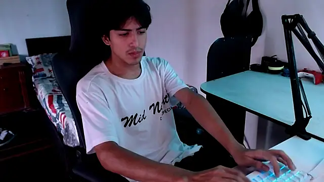 Snapshot of Thieves9 chatting on February 16, 2025, 7:49 pm Thieves9 online show from February 16, 2025, 7:49 pm