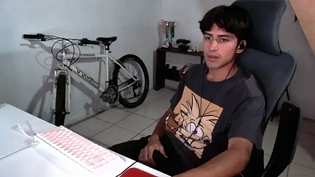 Snapshot of Thieves9 chatting on October 4, 2025, 4:36 am Thieves9 online show from October 4, 2025, 4:36 am