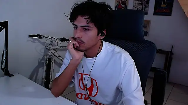 Snapshot of Thieves9 chatting on October 31, 2025, 6:59 pm Thieves9 online show from October 31, 2025, 6:59 pm