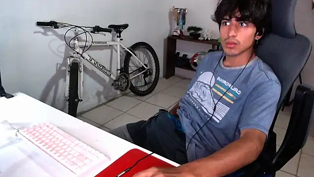 Snapshot of Thieves9 chatting on September 10, 2025, 6:40 pm Thieves9 online show from September 10, 2025, 6:40 pm