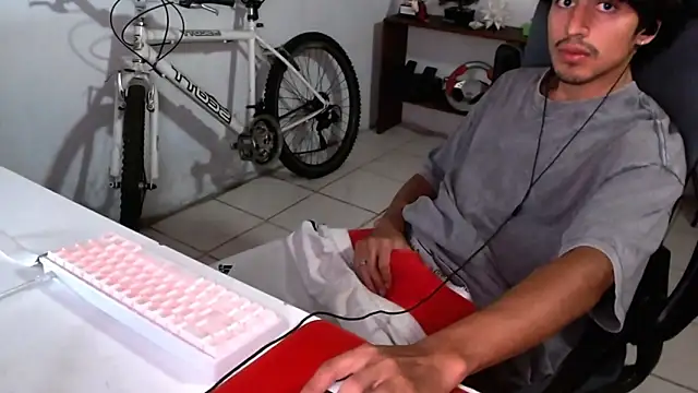 Snapshot of Thieves9 chatting on September 18, 2025, 4:04 am Thieves9 online show from September 18, 2025, 4:04 am