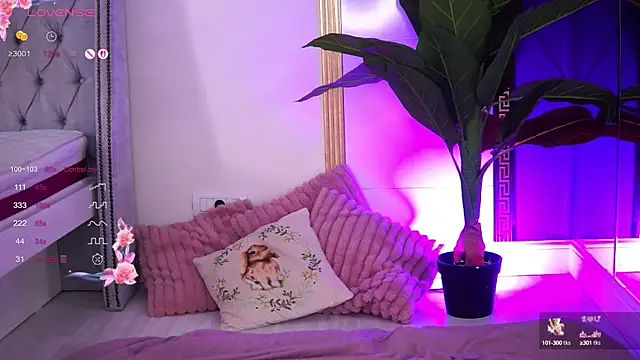 Snapshot of EvaWarenn chatting on October 7, 2025, 5:30 am EvaWarenn online show from October 7, 2025, 5:30 am