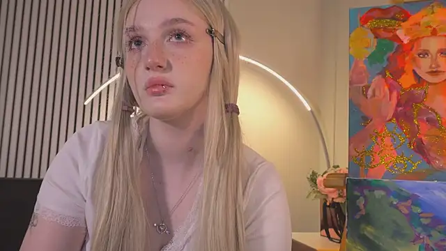 ELLIEJAY online show from April 18, 2026, 5:32 am