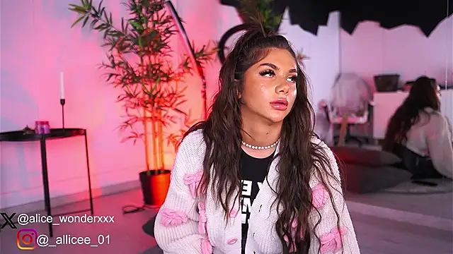 VanessaSimon online show from March 11, 2025, 6:30 am