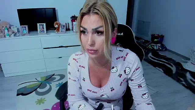 GlossyDiamondX online show from September 29, 2025, 3:28 pm